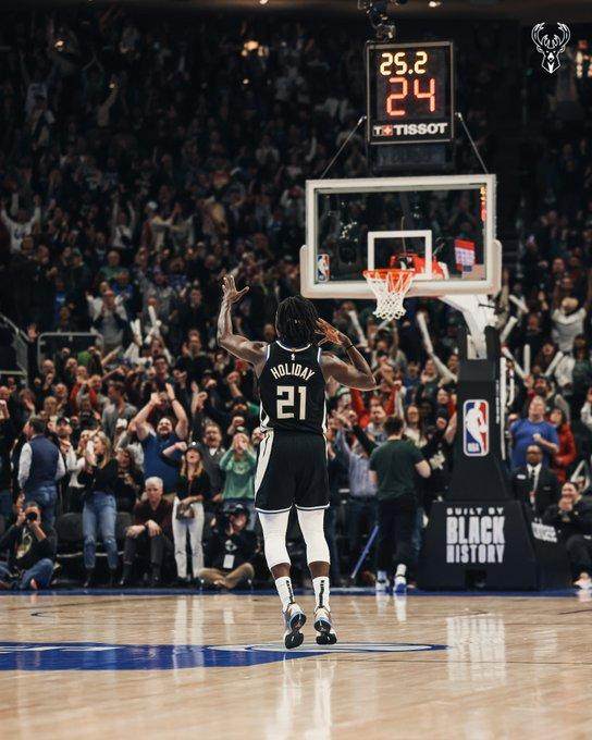 开云体育入口-11连胜！霍勒迪神勇发挥救主 雄鹿战绩逼近绿衫军